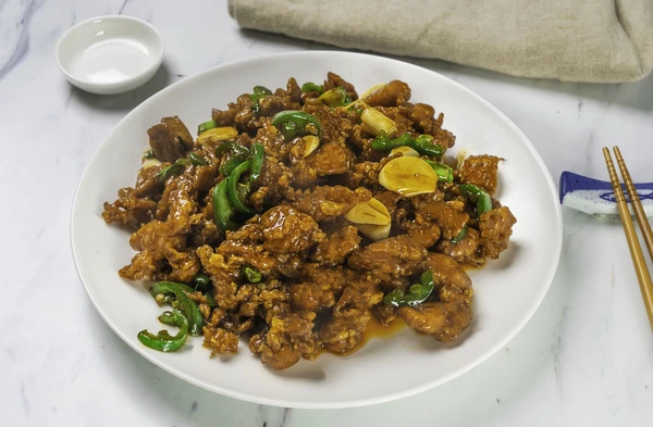 Stir-Fried Beef with Green Peppers and Garlic